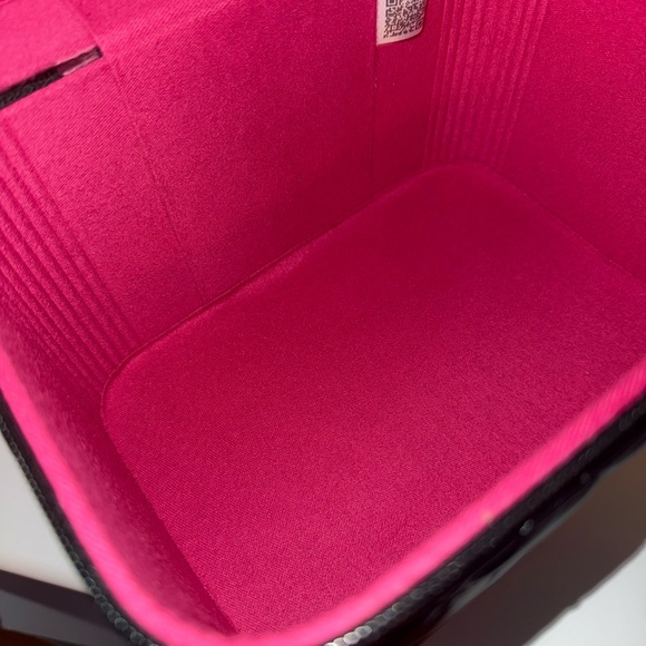 CC Black Quilted Leather Vanity Case - Picture 8 of 10